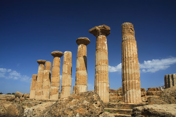 ruiny greckiej świątyni w słońcu © KOLA  STUDIO