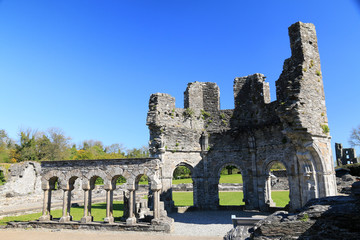 ruiny starego kamiennego średniowiecznego zamku w stylu romańskim w irlandii na tle niebieskiego nieba