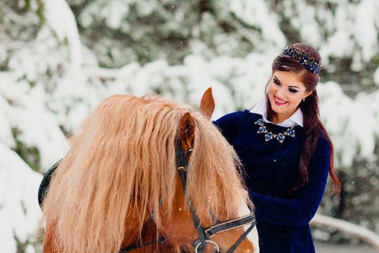 Pretti young model posing with the horse