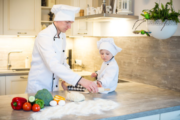 in der Küche Pizza backen