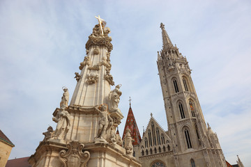 Fototapeta na wymiar Matthiaskirche und Dreifaltigkeitssäule im Burgviertel von Budapest, Ungarn