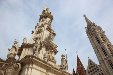 Fototapeta na wymiar Dreifaltigkeitssäule und Matthiaskirche im Burgviertel von Budapest, Ungarn