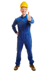 Bauarbeiter im Blaumann hält Daumen hoch