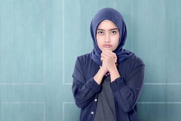 Cheerful asian muslim woman in hijab with hand gesture