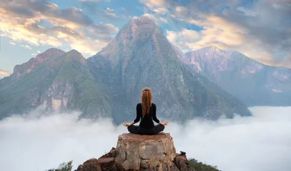 Tuinposter Sereniteit en yoga beoefenen, meditatie op de bergketen © Glebstock