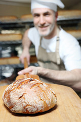 Bochenek chleba. świeży chleb prosto z pieca.
