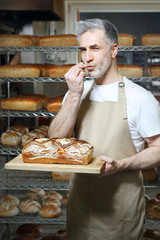 Smakowity świeży chleb prosto z pieca. - obrazy, fototapety, plakaty
