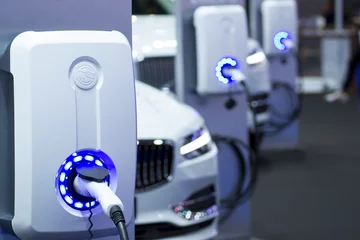 die Stromversorgung zum Laden eines Elektroautos © seksan94