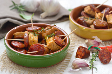 Spanische Pinchos: Geschmorte Schweinefilet-Stückchen mit angebratener scharfer Chorizo...