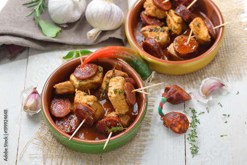 &amp;quot;Spanische Pinchos: Geschmorte Schweinefilet-Stückchen mit angebratener ...