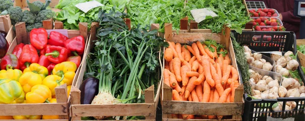 Keuken foto achterwand Groenten Verse groenten in marktkratten
