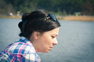 Portret kobiety na tle jeziora