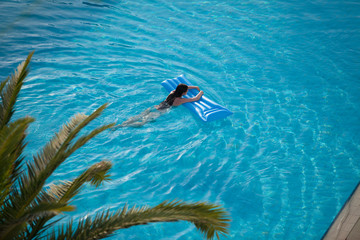 Obraz premium woman in a swimming pool 