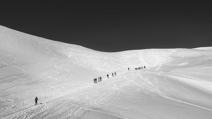 Grupo de esquiadores de skymo llegando a collado