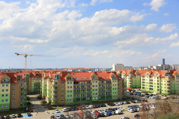 Osiedle mieszkaniowe we Wrocławiu, sky tower i dźwig na budowie. - obrazy, fototapety, plakaty