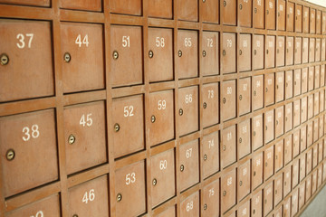 Wooden mailbox pattern with lockable
