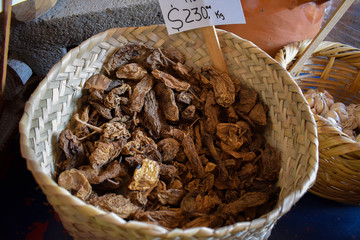 Getrocknete, braune Chilischote in geflochtenem Korb auf Markt in Valle de Bravo, Mexiko,  Nahaufnahme