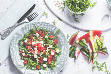 Saftige Wassermelone Salat mit Rucola und Feta käse