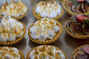 Französisches Dessert, Nachtisch, Törtchen, mit Baiser, Baisers, Café, Auslage, Handgemacht, Frankreich, auf Backblech in Vitrine