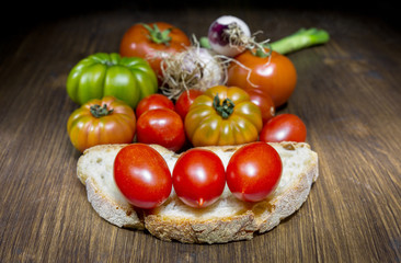 A classic and healthy combination, bread, tomato and onion have a fundamental part in the Mediterranean diet.