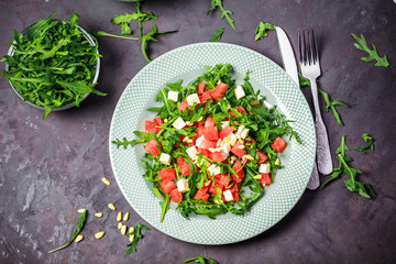 Saftige Wassermelone Salat mit Rucola und Feta käse