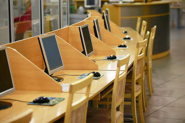 Wooden tables and many computers. Equipped with computer equipment class.