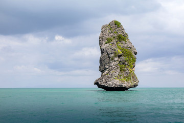 Einsamer Fels im Meer im Ang Thong Nationalpark  