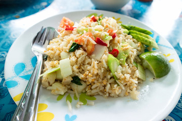 Authentischer Thaiessen Reis mit Hühnchen 