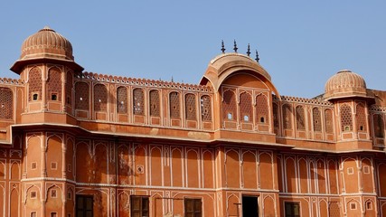 Hausfassade in Jaipur, Pink City in Rajasthan, Indien