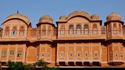 Fototapeta na wymiar Hausfassade in Jaipur, Pink City in Rajasthan, Indien