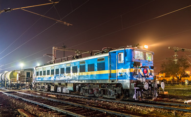 Obraz premium Locomotive with a freight train at Agra Cantonment railway station. India