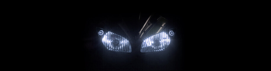 Fototapeta premium Nowoczesny reflektor motocykla z dwoma żarówkami