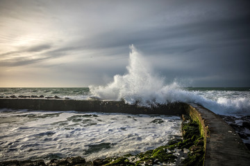 Vague qui heurte le bassin Dombret à la Chaume (Les Sables d'Olonne, France)