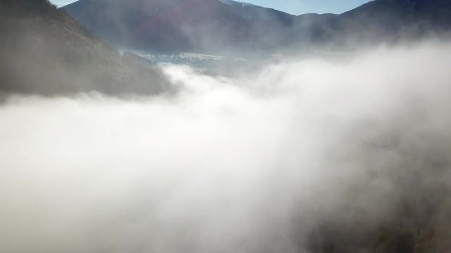 Through the clouds. Vol en drone &agrave; travers les nuages