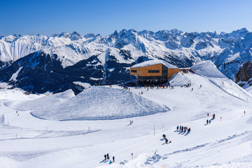 Ifenbahn Bergbahn Kleinwalsertal Alpen im Winter 