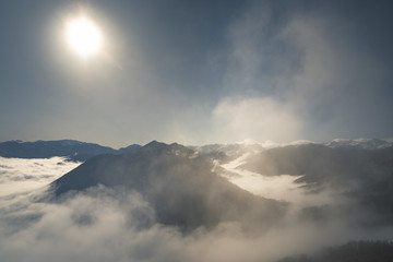 Fototapeta premium Paysage de montagne dans la brume