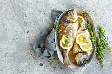 Keuken foto achterwand Vis Gebakken vis dorado. Gegrilde zeebrasem of dorada vis