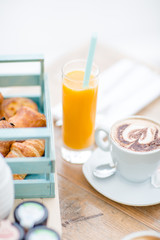 Jus d'orange, café et mignardises au petit déjeuner