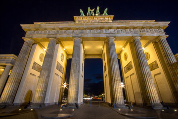 Obraz premium Brandenburger Tor in Berlin at night