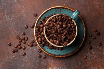 Obraz premium Coffee cup with roasted beans