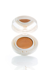 Foundation cushion with a tonal base pouring out of puff