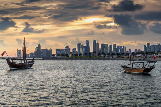 Die Bucht von Doha, Katar, mit der modernen Skyline bei Sonnenuntergang