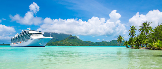 Sommer Kreuzfahrt Urlaub Reisen. Luxus-Kreuzfahrtschiff in der Nähe einer exotischen tropischen Insel verankert. Panoramablick auf die Landschaft von Bora Bora.