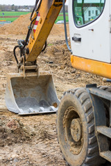 Bagger auf einer Baustelle zur Erschließung eines Neubaugebiets