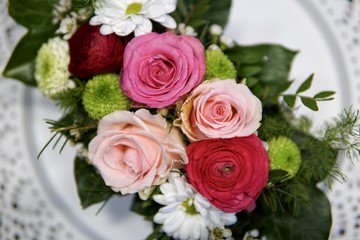 Romantischer Strauß aus rosa und roten Rosen von oben
