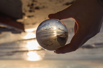 Arte attraverso la sfera di cristallo,Tramonto in spiaggia.