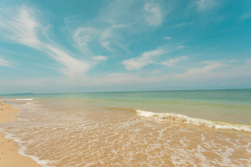 Fototapeta na wymiar Beautiful beach with blue sky on sunny day 