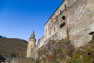 Ch&acirc;teau de Vianden, un ch&acirc;teau fort situ&eacute; au Luxembourg dans la ville de Vianden