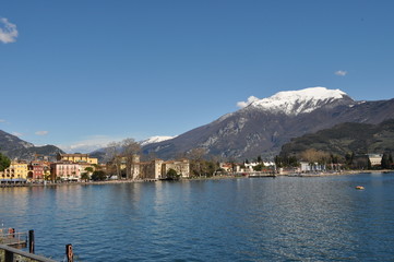 Neve e lago