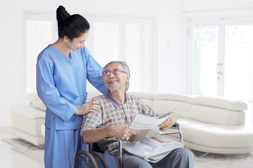 Obraz premium Old asian man smiling at his nurse